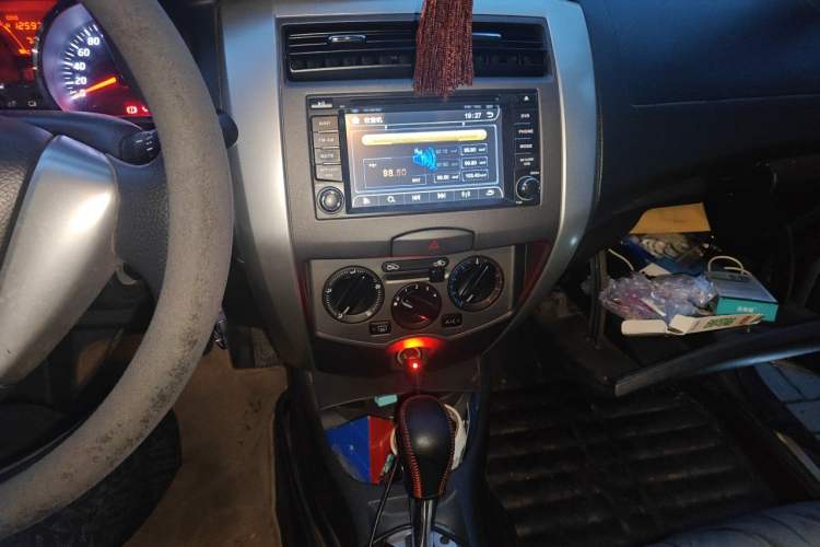 Used Nissan Livina 2013 Jinrui 1.6XL CVT Comfort Edition Audio And AC Panel
