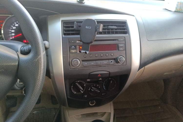 Used Nissan Livina 2013 1.6XE Manual Comfort Edition Audio And AC Panel