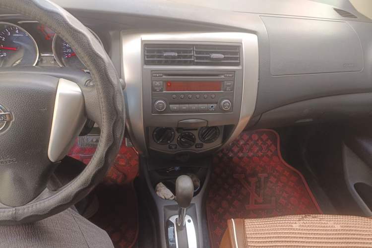 Used Nissan Livina 2013 JINRUI 1.6XV CVT Luxury Edition Audio And AC Panel