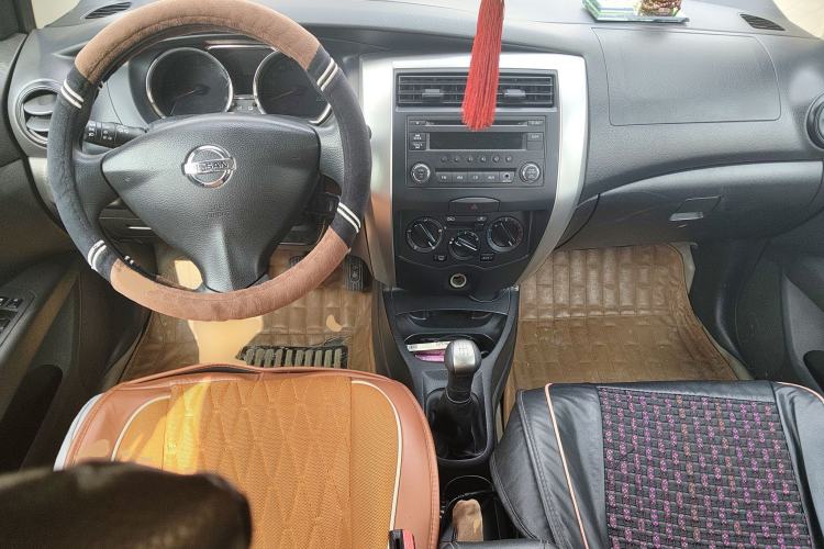 Used Nissan Livina 2013 1.6XE Manual Comfort Edition Center Console