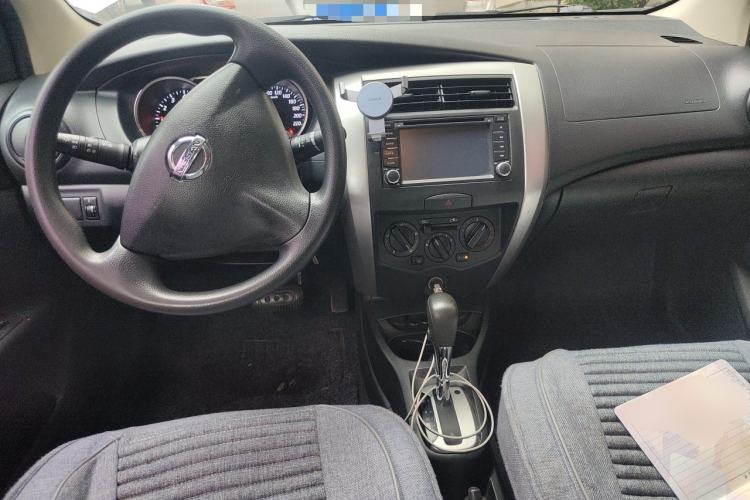 Used Nissan Livina 2013 1.6XE CVT Comfort Edition Center Console