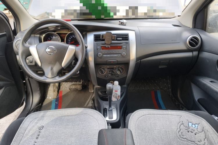 Used Nissan Livina 2013 1.6XL CVT Luxury Edition Center Console