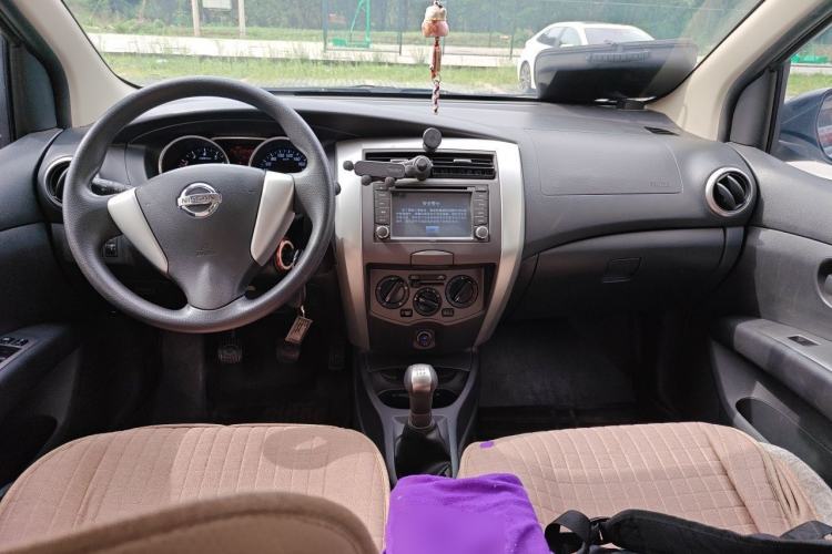Used Nissan Livina 2013 Jingrui 1.6XL Manual Comfort Edition Center Console