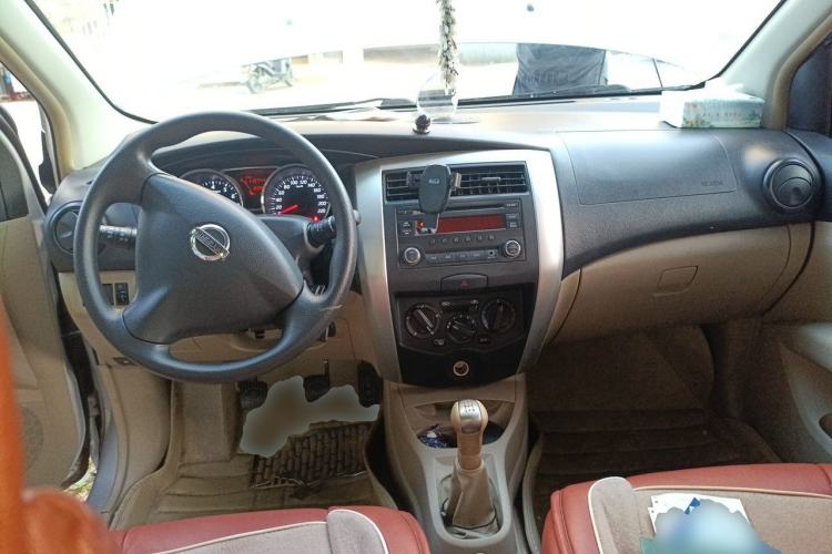 Used Nissan Livina 2013 1.6XE Manual Comfort Edition Center Console