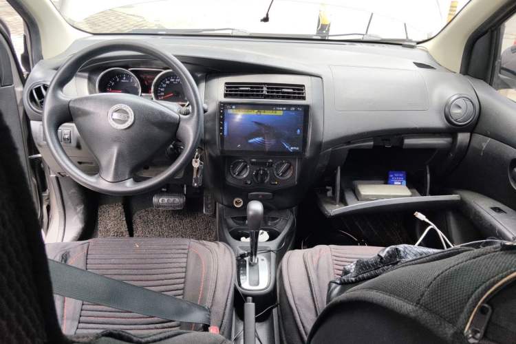 Used Nissan Livina 2013 1.6XE CVT Comfort Edition Center Console