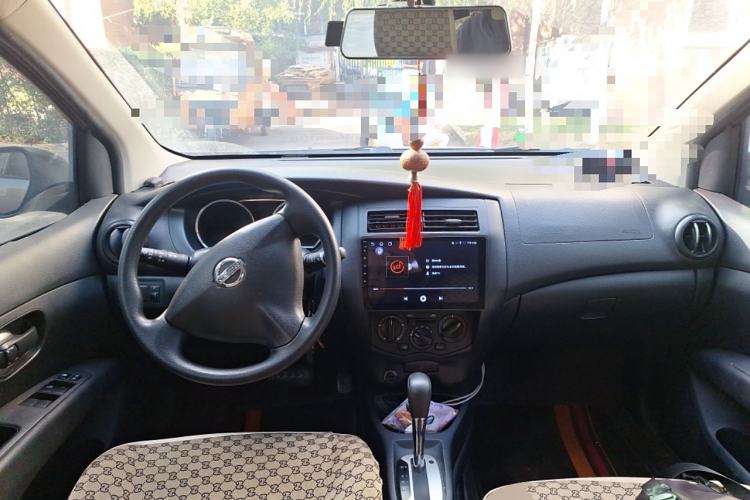 Used Nissan Livina 2013 1.6XE CVT Comfort Edition Center Console