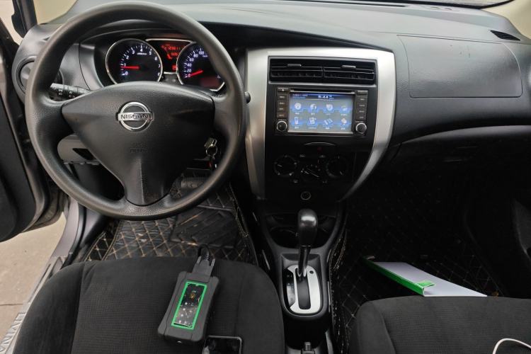 Used Nissan Livina 2013 1.6XE CVT Comfort Edition Center Console