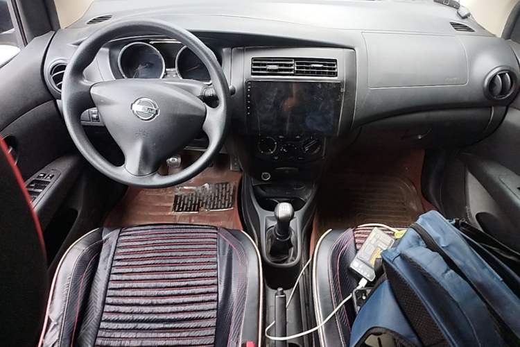 Used Nissan Livina 2013 1.6XE Manual Comfort Edition Center Console