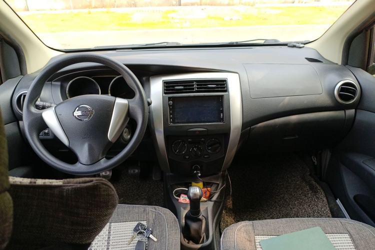 Used Nissan Livina 2013 1.6XL Manual Luxury Edition Center Console