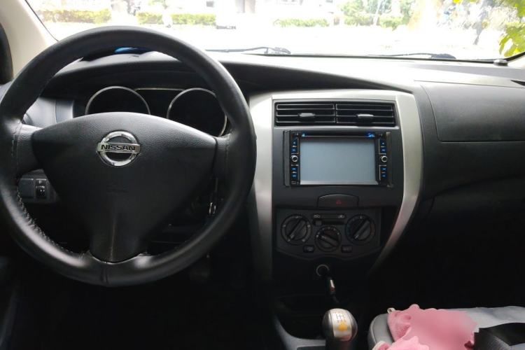 Used Nissan Livina 2013 1.6XE Manual Comfort Edition Center Console