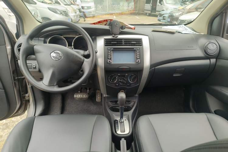 Used Nissan Livina 2013 1.6XE CVT Comfort Edition Center Console