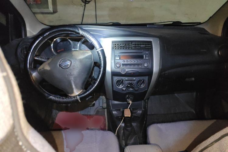 Used Nissan Livina 2013 1.6XE Manual Comfort Edition Center Console