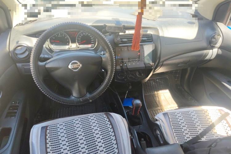 Used Nissan Livina 2013 1.6XE Manual Comfort Edition Center Console
