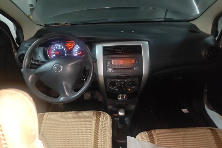 Used Nissan Livina 2013 1.6XE Manual Comfort Edition Center Console