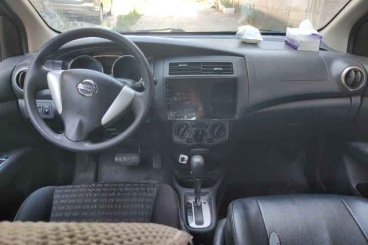 Used Nissan Livina 2013 JINRUI 1.6XV CVT Luxury Edition Center Console