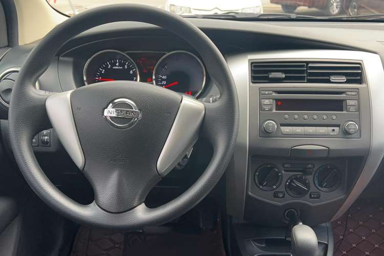 Used Nissan Livina 2013 JINRUI 1.6XV CVT Luxury Edition Center Console