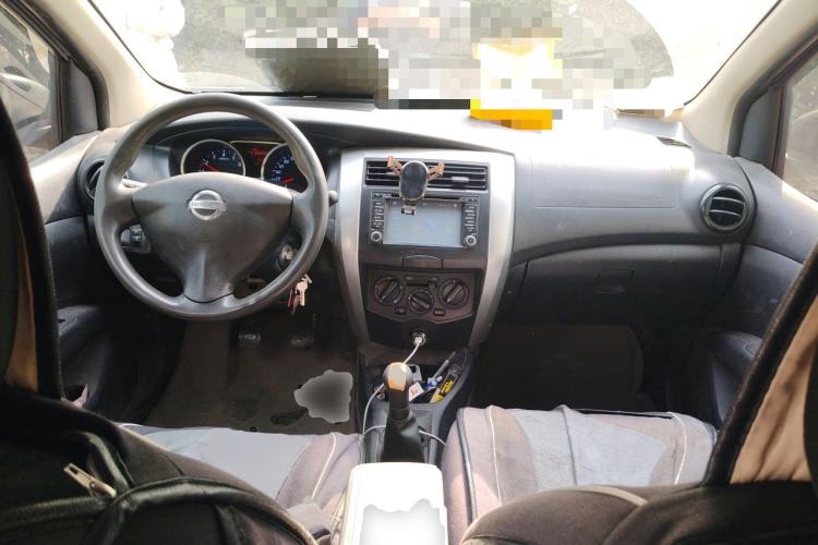Used Nissan Livina 2013 1.6XE Manual Comfort Edition Center Console