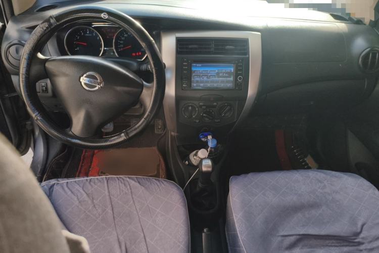 Used Nissan Livina 2013 1.6XE Manual Comfort Edition Center Console