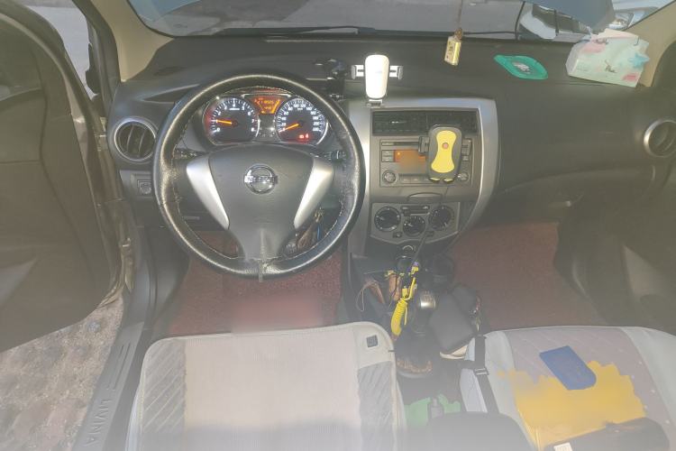 Used Nissan Livina 2013 Jingrui 1.6XL Manual Comfort Edition Center Console