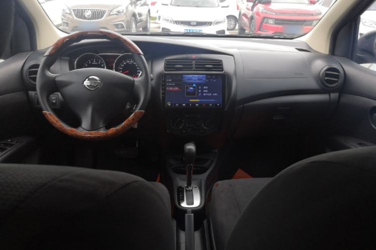 Used Nissan Livina 2013 1.6XE CVT Comfort Edition Center Console