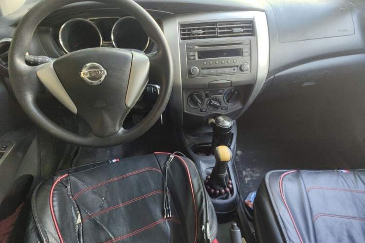 Used Nissan Livina 2013 Jingrui 1.6XL Manual Comfort Edition Center Console