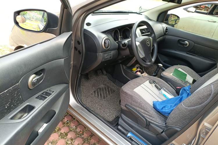 Used Nissan Livina 2013 1.6XL Manual Luxury Edition Driver Seat