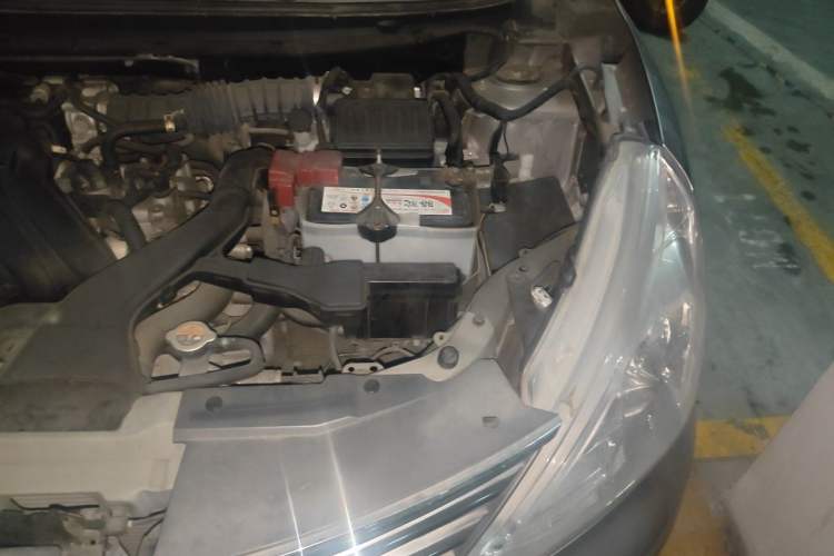 Used Nissan Livina 2013 1.6XE Manual Comfort Edition Engine Bay Left