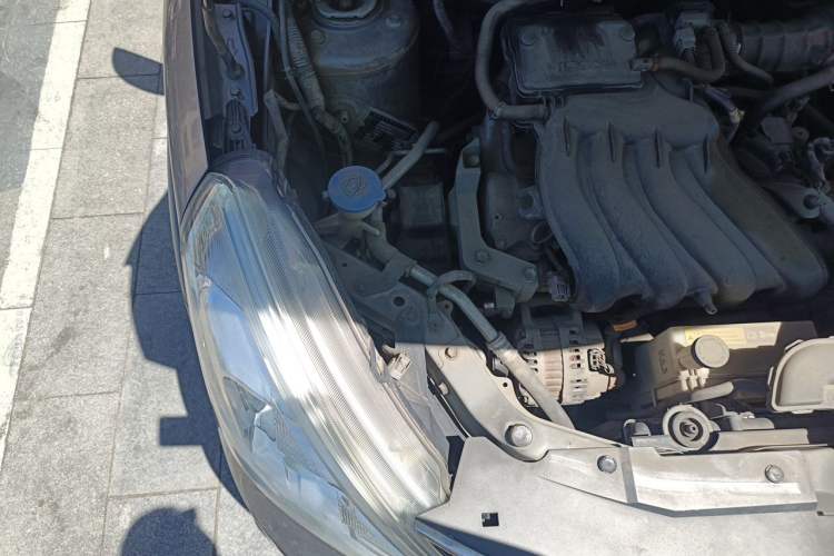 Used Nissan Livina 2013 JINRUI 1.6XV CVT Luxury Edition Engine Bay Right
