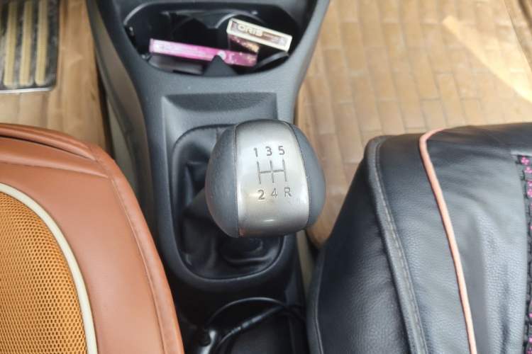 Used Nissan Livina 2013 1.6XE Manual Comfort Edition Gear Lever