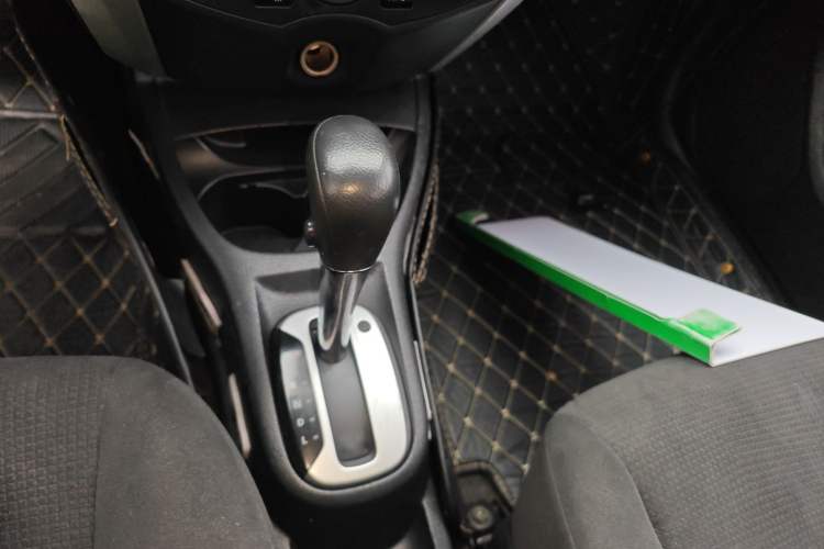 Used Nissan Livina 2013 1.6XE CVT Comfort Edition Gear Lever