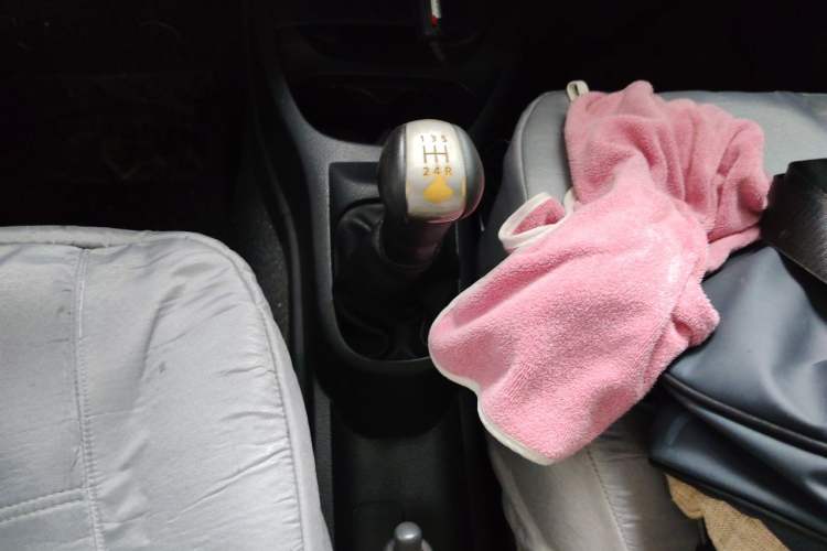 Used Nissan Livina 2013 1.6XE Manual Comfort Edition Gear Lever