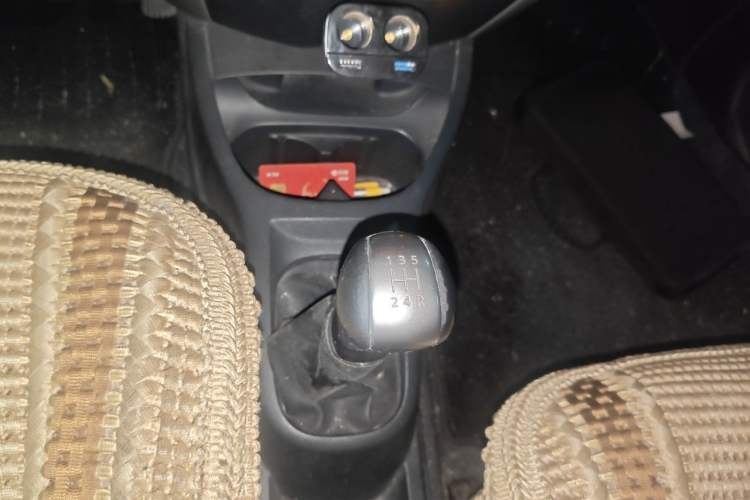 Used Nissan Livina 2013 1.6XE Manual Comfort Edition Gear Lever