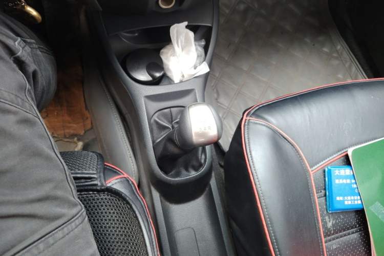 Used Nissan Livina 2013 1.6XE Manual Comfort Edition Gear Lever