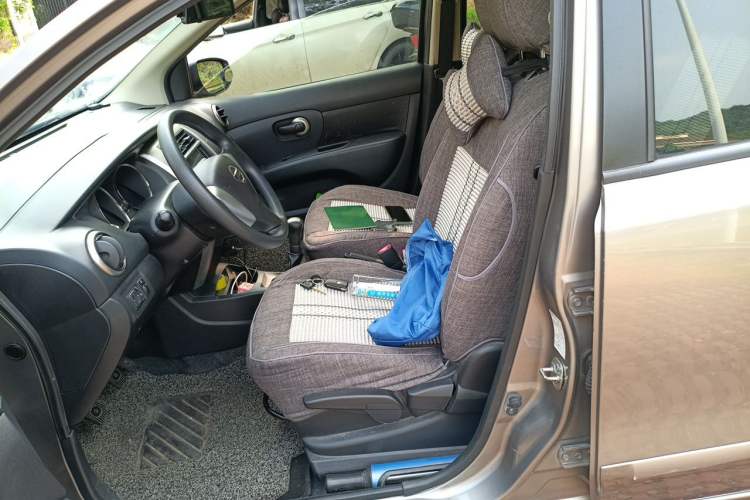 Used Nissan Livina 2013 1.6XL Manual Luxury Edition Left Front Seat