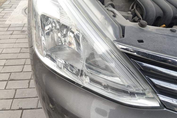 Used Nissan Livina 2013 1.6XE Manual Comfort Edition Right Front Headlight