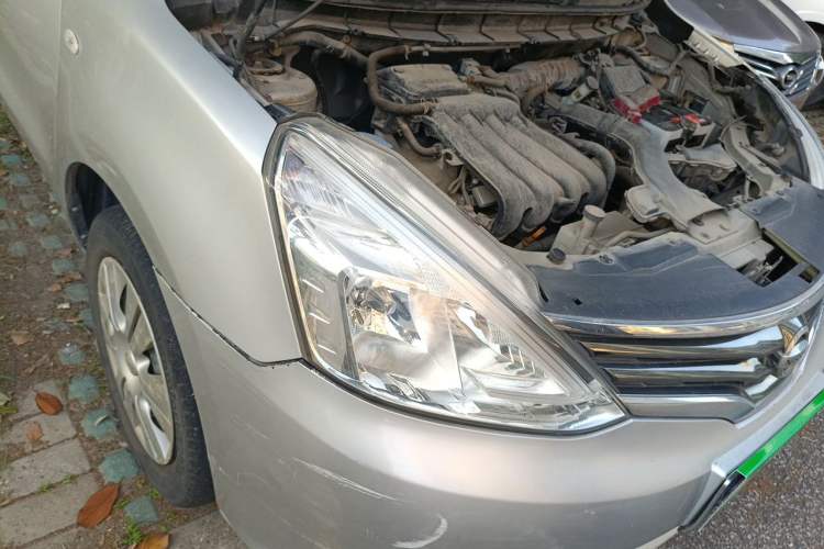 Used Nissan Livina 2013 1.6XE Manual Comfort Edition Right Front Headlight