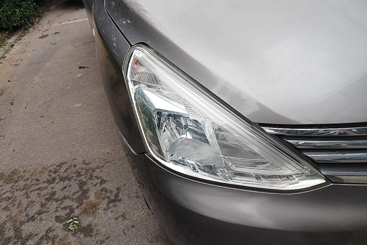 Used Nissan Livina 2013 1.6XE Manual Comfort Edition Right Front Headlight