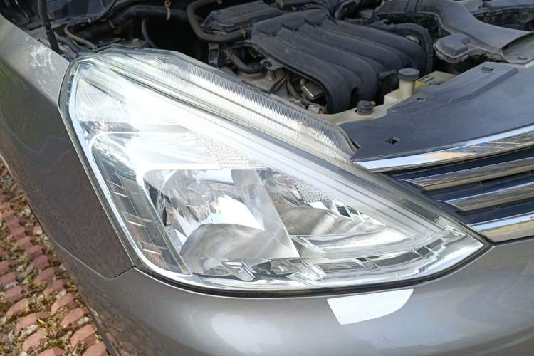 Used Nissan Livina 2013 1.6XL Manual Luxury Edition Right Front Headlight