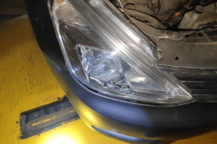 Used Nissan Livina 2013 1.6XE Manual Comfort Edition Right Front Headlight