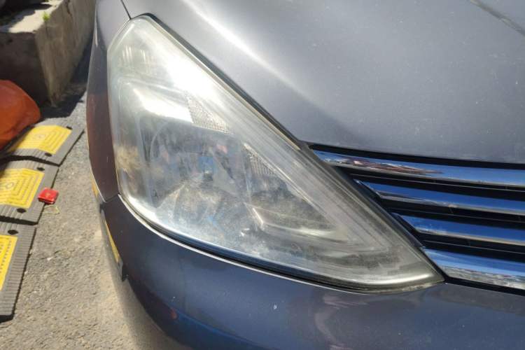 Used Nissan Livina 2013 1.6XE Manual Comfort Edition Right Front Headlight