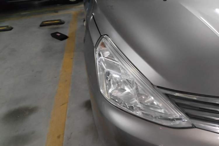 Used Nissan Livina 2013 1.6XE Manual Comfort Edition Right Front Headlight