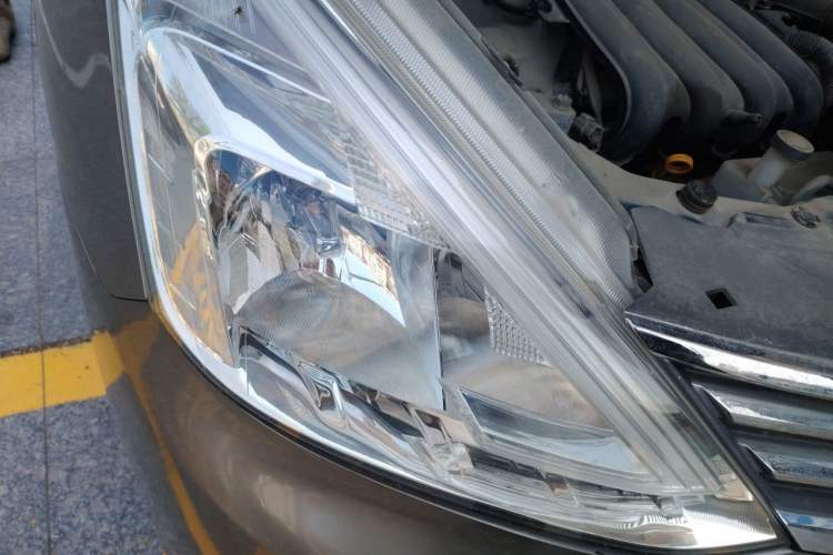 Used Nissan Livina 2013 1.6XE Manual Comfort Edition Right Front Headlight