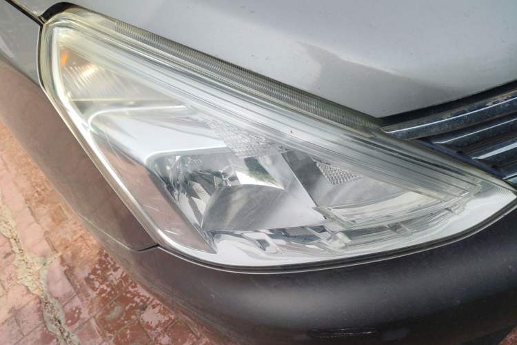 Used Nissan Livina 2013 1.6XE Manual Comfort Edition Right Front Headlight
