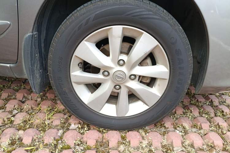 Used Nissan Livina 2013 1.6XL Manual Luxury Edition Right Front Wheel Hub