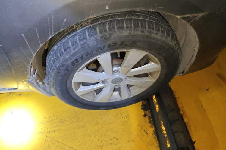 Used Nissan Livina 2013 1.6XE Manual Comfort Edition Right Front Wheel Hub