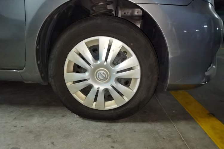 Used Nissan Livina 2013 1.6XE Manual Comfort Edition Right Front Wheel Hub