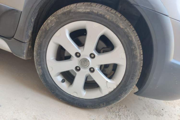 Used Nissan Livina 2013 JINRUI 1.6XV CVT Luxury Edition Right Front Wheel Hub