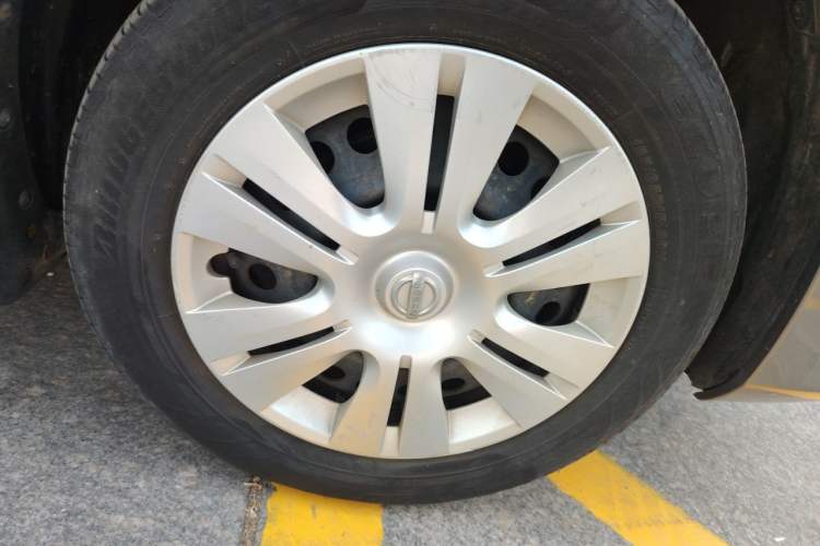 Used Nissan Livina 2013 1.6XE Manual Comfort Edition Right Front Wheel Hub