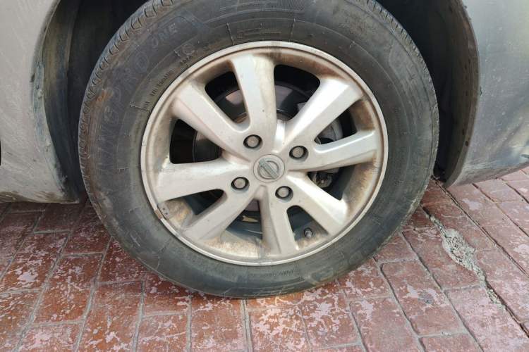 Used Nissan Livina 2013 1.6XE Manual Comfort Edition Right Front Wheel Hub