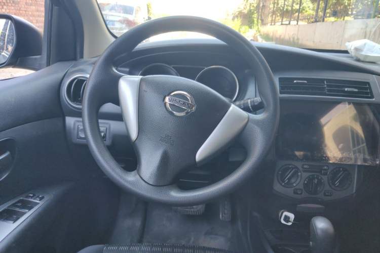 Used Nissan Livina 2013 JINRUI 1.6XV CVT Luxury Edition Steering Wheel
